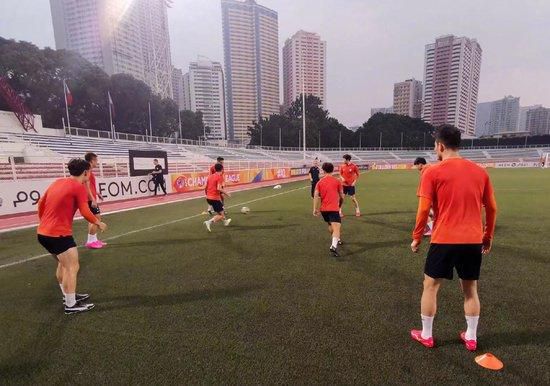 上半场，双方开场阶段旗鼓相当，公牛持续发力打出8-0的攻击波，步行者内外开花回敬14-4的小高潮，次节公牛迅速扳平比分，但此后命中率下降，步行者连中三分重获两位数优势，半场战罢步行者63-52领先。